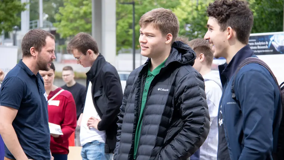 Raphael Schulz am Tag der offenen Tür mit Schülern
