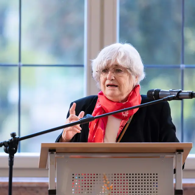 Barbara Loos