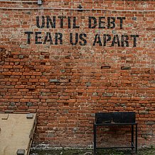 Eine Backsteinwand mit einem schwarzen Grafitti "Until depth tear us apart"
