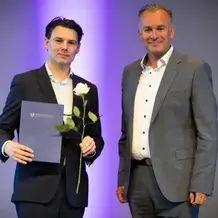 Dr. Dr. habil Klaus Viertbauer wird der Eichst&auml;tter Universit&auml;tspreis verliehen