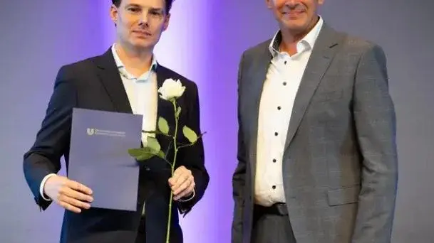 Dr. Dr. habil Klaus Viertbauer wird der Eichst&auml;tter Universit&auml;tspreis verliehen