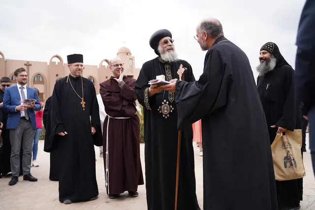 Papst Tawadros im Gespräch mit der Gruppe
