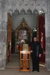 Abuna Jakob vor dem Altar von Mor Mattai