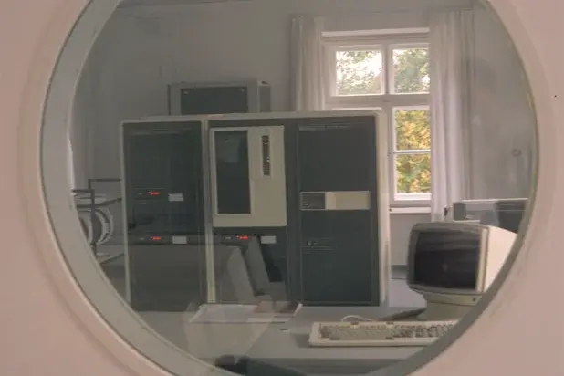 Zentralrechner durch das Fenster vom PC-Pool