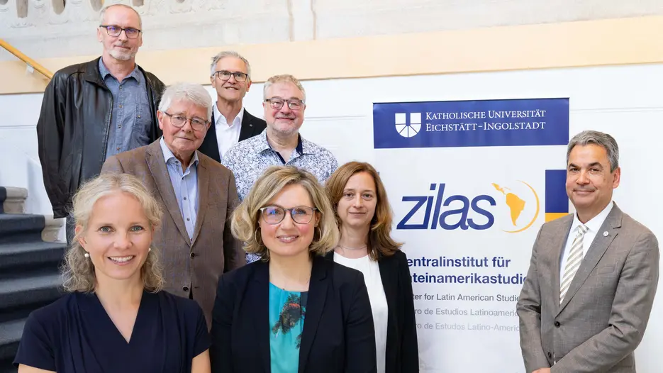 Zum Jubil&auml;um versammelt: Die aktuellen ZILAS-Direktorinnen Prof. Dr. Miriam Lay Brander und Prof. Dr. Nina Schneider (vorn), Prof. Dr. Silke Jansen von BAYLAT, die ehemaligen Direktoren Prof. Dr. Roland Schmidt-Riese, Prof. Dr. Hans-Joachim K&ouml;nig, Prof. Dr. Thomas Fischer und Alumno Prof. Dr. Dr. Stefan Rinke sowie KU-Vizepr&auml;sident Prof. Dr. Klaus St&uuml;we (von links)
