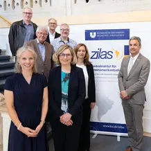 Zum Jubil&auml;um versammelt: Die aktuellen ZILAS-Direktorinnen Prof. Dr. Miriam Lay Brander und Prof. Dr. Nina Schneider (vorn), Prof. Dr. Silke Jansen von BAYLAT, die ehemaligen Direktoren Prof. Dr. Roland Schmidt-Riese, Prof. Dr. Hans-Joachim K&ouml;nig, Prof. Dr. Thomas Fischer und Alumno Prof. Dr. Dr. Stefan Rinke sowie KU-Vizepr&auml;sident Prof. Dr. Klaus St&uuml;we (von links)