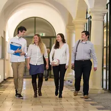 Studierende am Campus