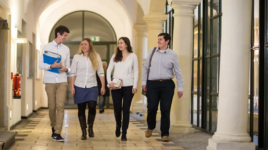 Studierende am Campus