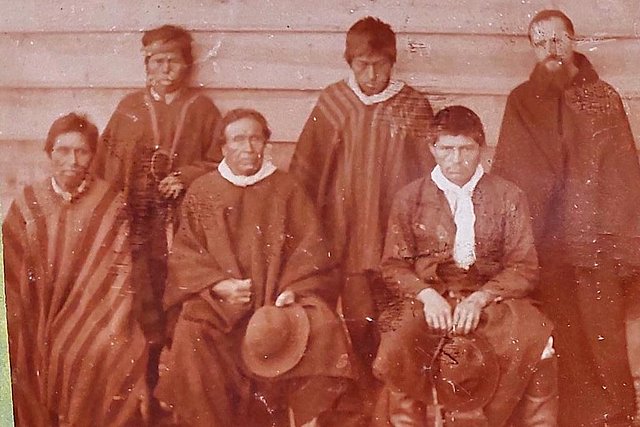 Foto von José Francisco Kolün, vorn rechts im Bild, links daneben sein Vater, dahinter dessen drei Knechte, Pater Augusta steht rechts außen im Bild