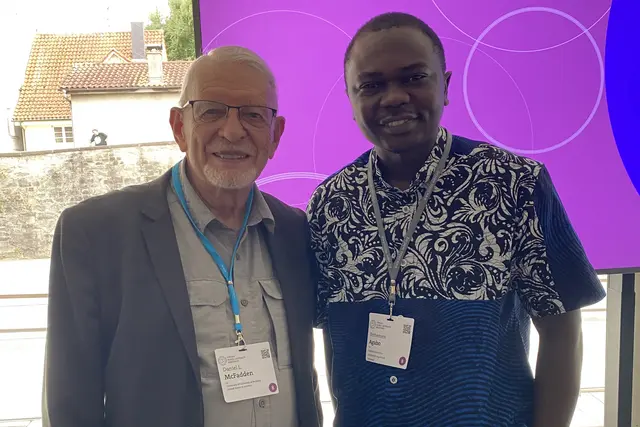 Erinnerungsfoto: Terhemen Agabo zusammen mit dem Nobelpreisträger Prof. Daniel McFadden.