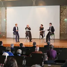 Verantwortung und Beteiligung in der Kirche standen im Mittelpunkt der dreigeteilten, gemeinsamen Antrittsvorlesung von (v.r.) Prof. Dr. Benjamin Dahlke, Prof. Dr. Katharina Karl und Prof. Dr. Rafael Rieger OFM, hier im Gespräch mit Moderator Dr. Christian Klenk.