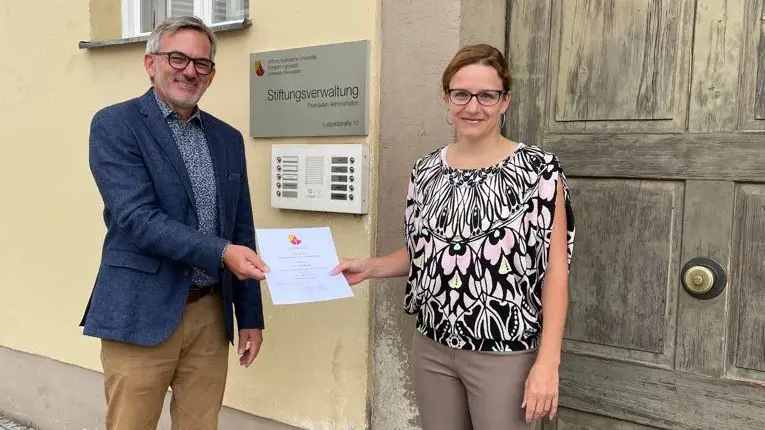 Die neue Mitarbeiterin Jana Marlow mit Stiftungsvorstand Dr. Molitor