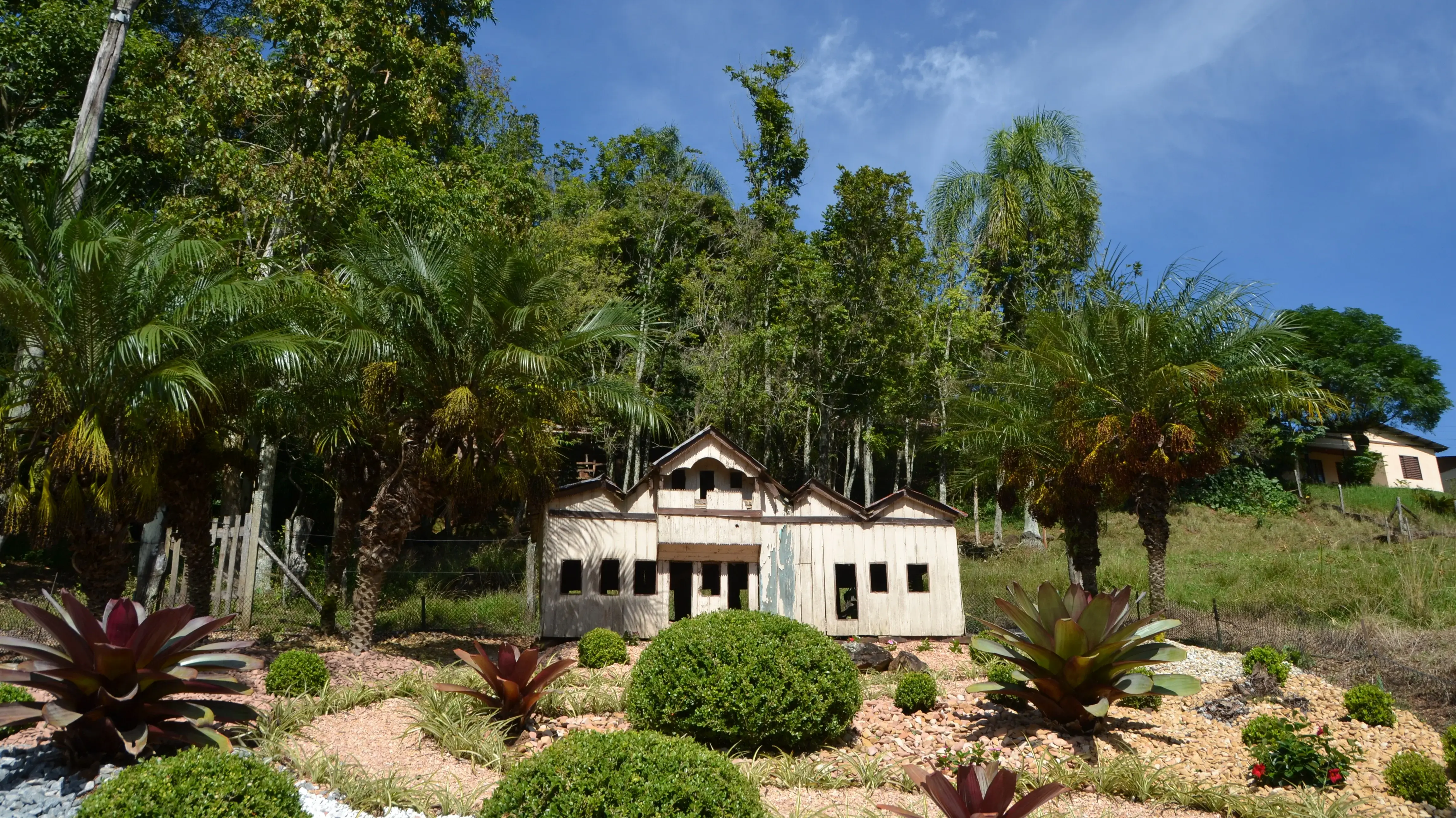 Venancîo Aires: landscape and house