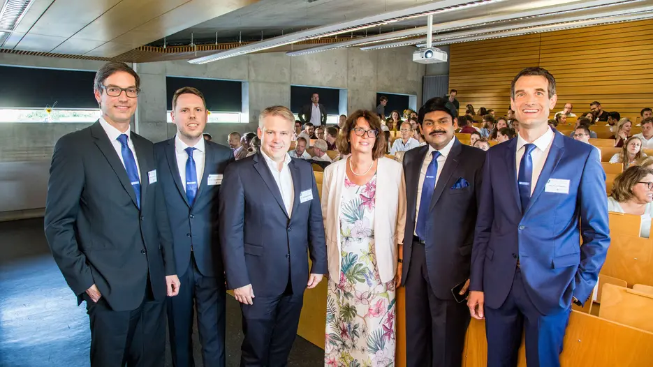 (v.l.) Prof. Dr. Alexander Danzer, Prof. Dr. Simon Wiederhold, Oberbürgermeister Dr. Christian Lösel, KU-Präsidentin Prof. Dr. Gabriele Gien, Prof. Dr. Sashi Matta und Prof. Dr. Jens Hogreve beim Festakt zur Gründung des Forschungsinstituts „Business and Economics in Service of Humanity“ (BESH) an der Wirtschaftswissenschaftlichen Fakultät Ingolstadt. (Foto: Klenk/upd)