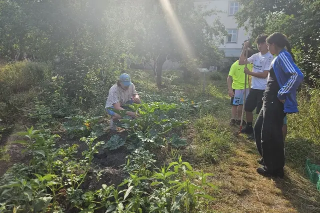 Arbeit im Schulgartenbeet