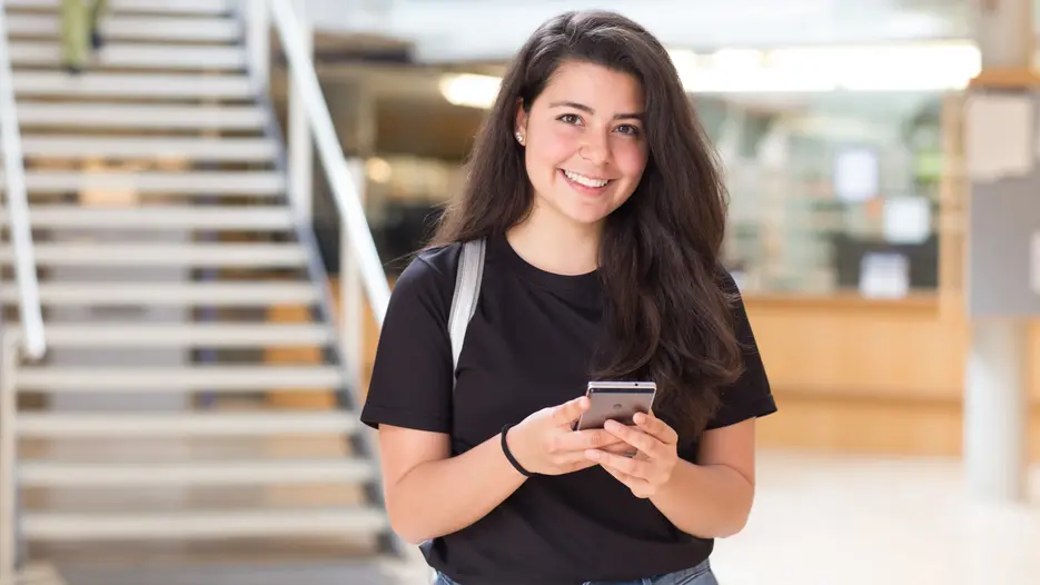 Studentin mit Handy