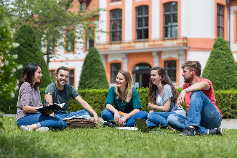Studierende vor der Sommerresidenz