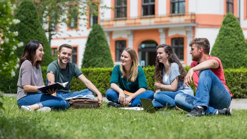 Studierende vor der Sommerresidenz