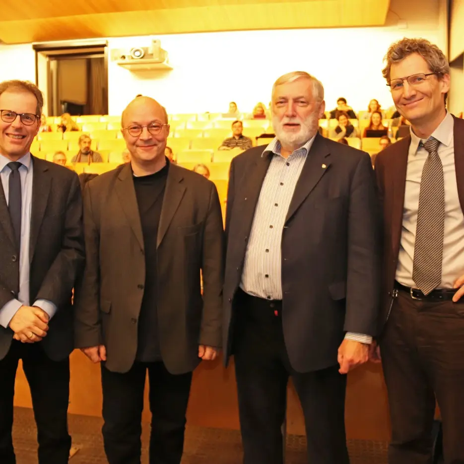 Dr. Franz Fischler gemeinsam mit (v.r.) Prof. Dr. Martin Kirschner, Prof. Dr. Richard Nate und Prof. Dr. Ulrich Kropac vom Arbeitskreis "Forum K'Universale", der die interdisziplinäre Vortragsreihe ausrichtet.