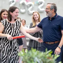 Dr. Klaus Lutter hat als Leiter des Universitätsportzentrums den Staffel-stab an seine bisherige Mitarbeiterin Christina Gscheidl übergeben.