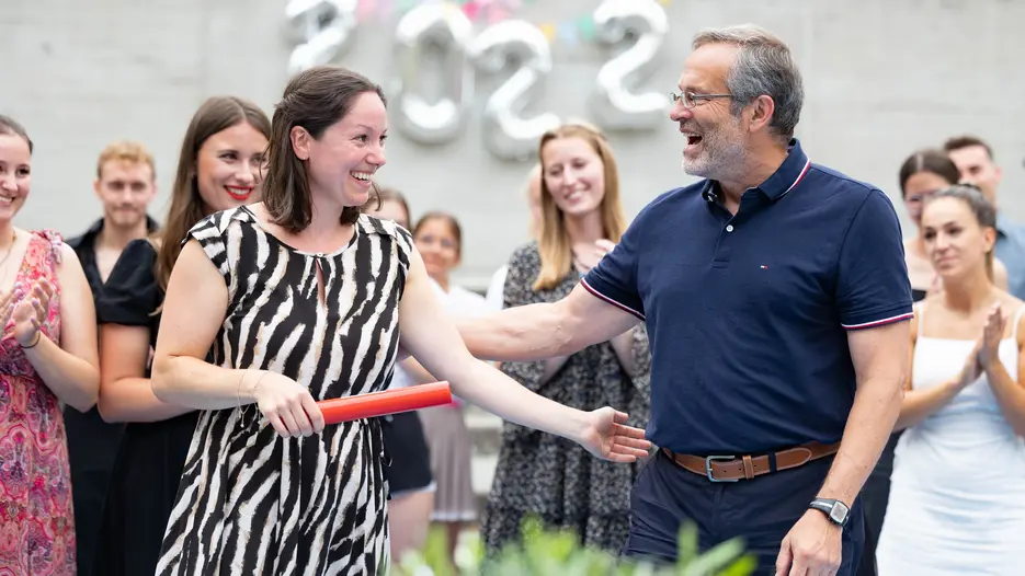 Dr. Klaus Lutter hat als Leiter des Universitätsportzentrums den Staffel-stab an seine bisherige Mitarbeiterin Christina Gscheidl übergeben.