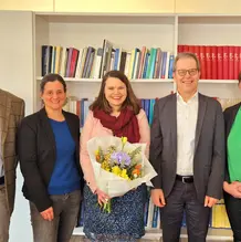 Übergabe der Doktorurkunde an Dr. Claudia Mayer 