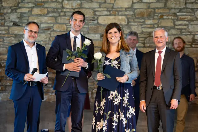 (v.r.) Richard Kundinger von der Liga Bank mit Ute Braun und Prof. Dr. Jens Hogreve.