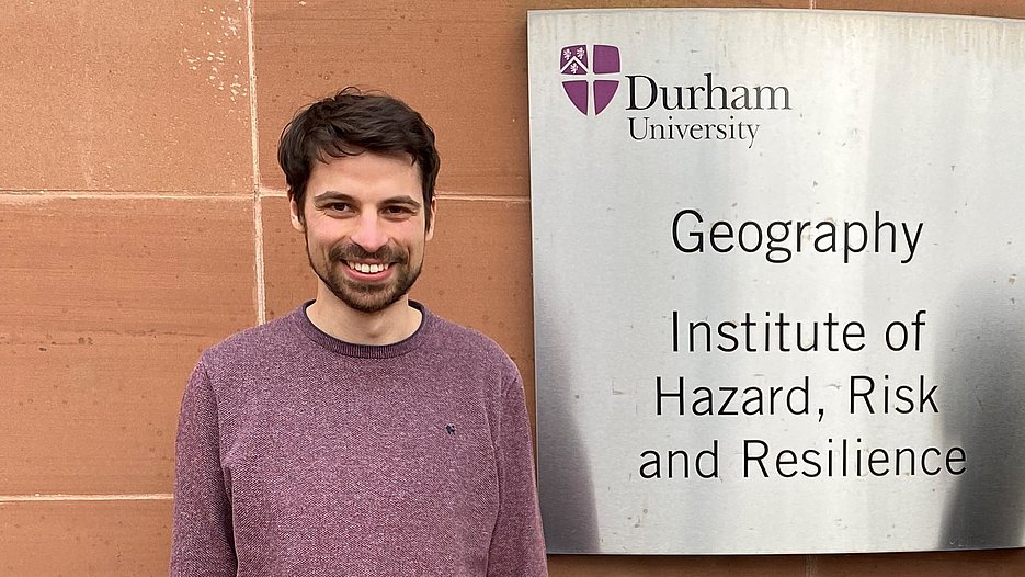 Dr. Jakob Rom vor dem Institute for Hazard, Risk and Resilience der Durham University, UK