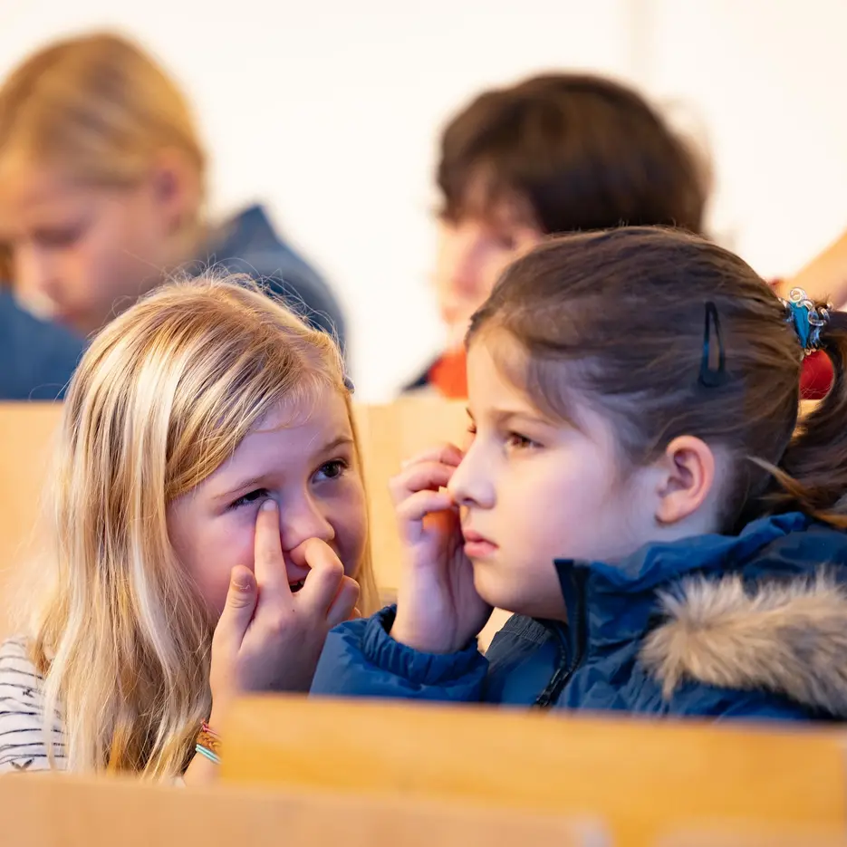 Kinder machen bei Experiment zu Augenbewegungen mit
