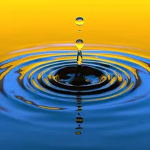Bild eines Tropfens, der ins Wasser fällt