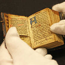 Ein allein schon optisch kurioses Stück des Bestandes ist ein Band aus dem 15. Jahrhundert, der gerade mal in eine Handfläche passt. Auf hauchdünnem Pergament findet sich darin in Miniaturschrift unter vielem anderem die Benediktregel. 