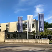 Eingang mit KU Fahnen