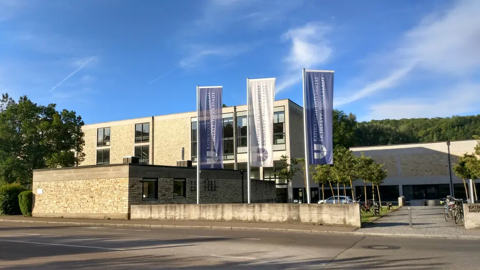 Eingang mit KU Fahnen