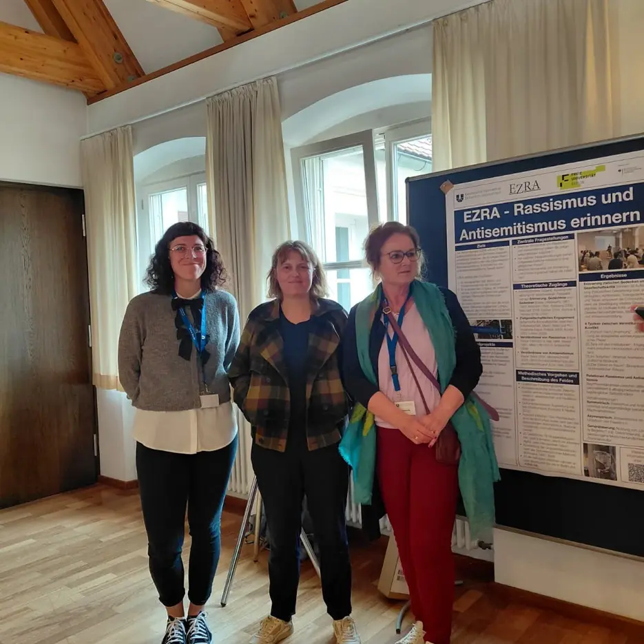 Team Ezra bei der Pr&auml;sentation ihres Posters