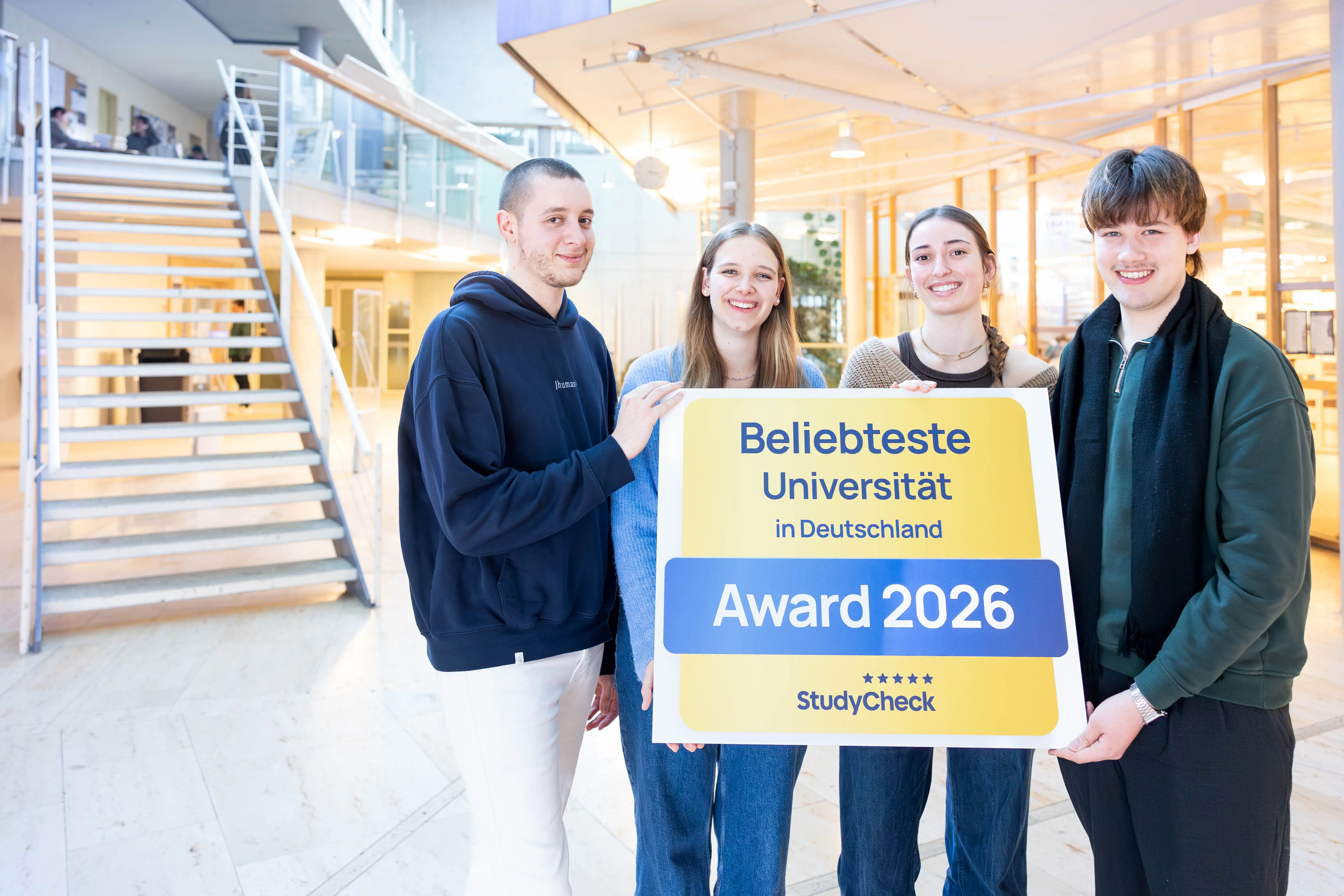 Der Vorstand des Konvents mit dem Schild der Auszeichnung als beliebteste Uni