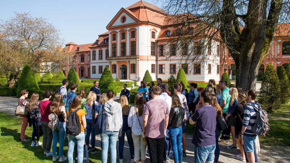 Bei ihrem Tag der offenen Tür bietet die Katholische Universität an ihren beiden Standorten in Eichstätt neben Workshops, Vorlesungen und zahlreichen Infoveranstaltungen auch Führungen über den Campus an. (Foto: Klenk/upd)