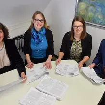 Wie schafft es das Projekt „Mensch in Bewegung“, die Hochschulen näher mit der Region zusammenzubringen? Das untersucht das Forschungsteam aus (von links) Prof. Dr. Elisabeth Kals, Susanne Freund, Judith Prantl und Daniel Zacher. Sie befragen dazu Uni-Mitarbeitende, Institutionen, Unternehmen und aktuell die Bevölkerung. (Foto: Katrin Poese/upd)