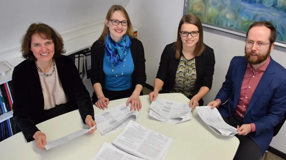 Wie schafft es das Projekt „Mensch in Bewegung“, die Hochschulen näher mit der Region zusammenzubringen? Das untersucht das Forschungsteam aus (von links) Prof. Dr. Elisabeth Kals, Susanne Freund, Judith Prantl und Daniel Zacher. Sie befragen dazu Uni-Mitarbeitende, Institutionen, Unternehmen und aktuell die Bevölkerung. (Foto: Katrin Poese/upd)