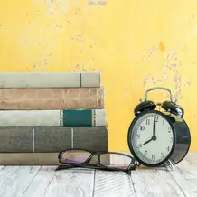 Wecker auf Bücherstapel