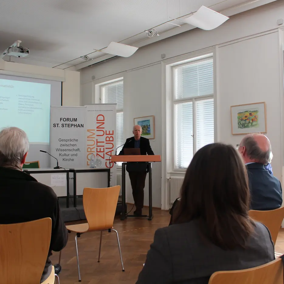 Foto 6: Dieter Sturma bei seinem Vortrag