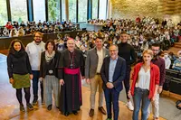 Sie begrüßten die neuen Studierenden an der KU in Eichstätt: Die Vertreterinnen und Vertreter des Studentischen Konvents, KU-Präsidentin Gabriele Gien, Bischof Rudolf Voderholzer, Oberbürgermeister Josef Grienberger und Vizepräsident Klaus Meier
