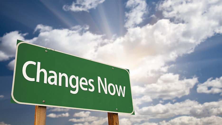 Grünes Schild mit der Aufschrift "Changes Now"