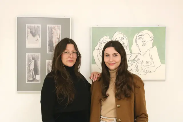 Die beiden studentische Kuratorinnen Tina Weise (li.) und Rebecca Schreier.