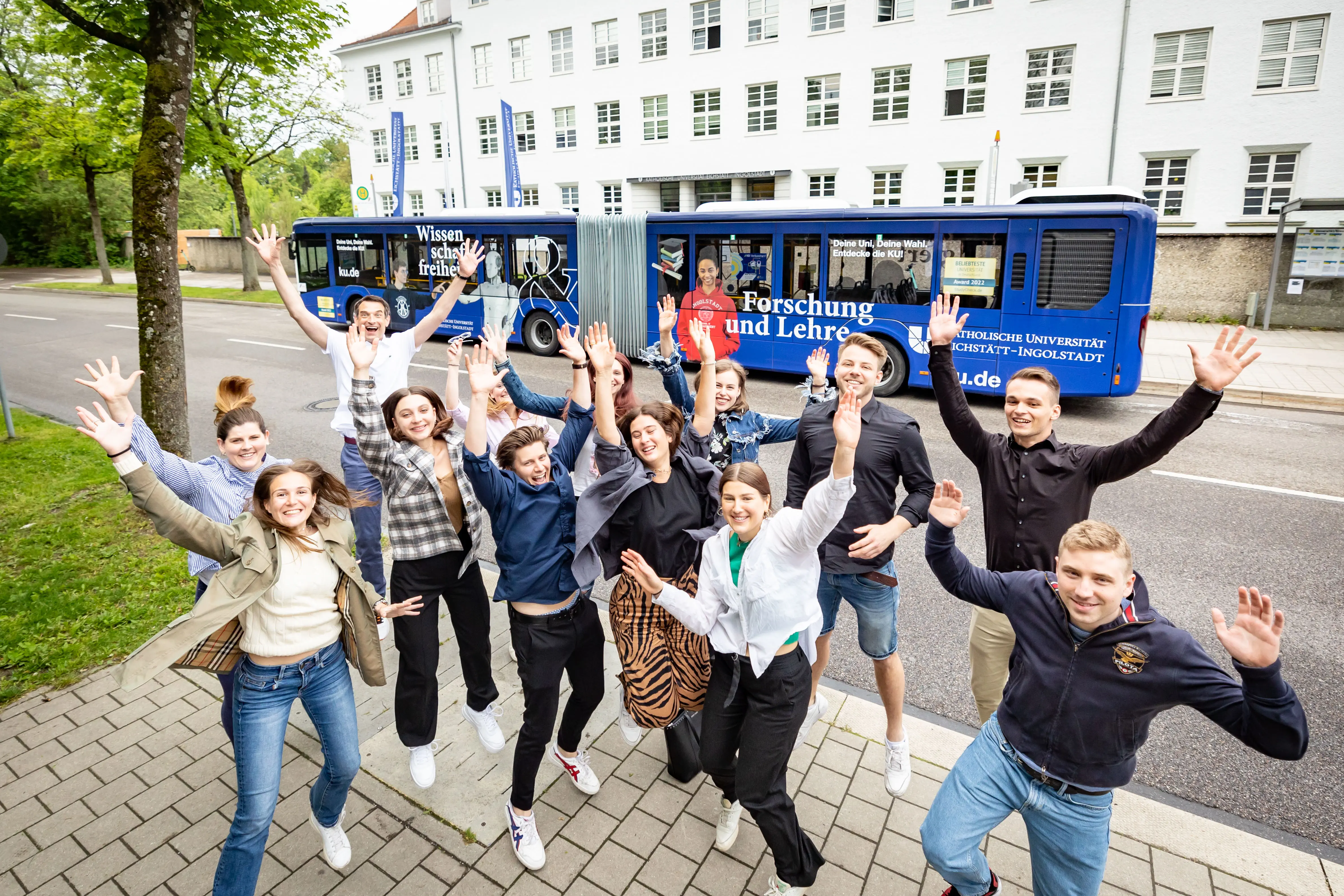 Anmeldung Alumnitag 2025 - Studis vor der WFI 