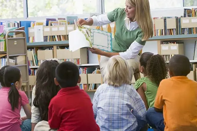 Studierende an die Schulen