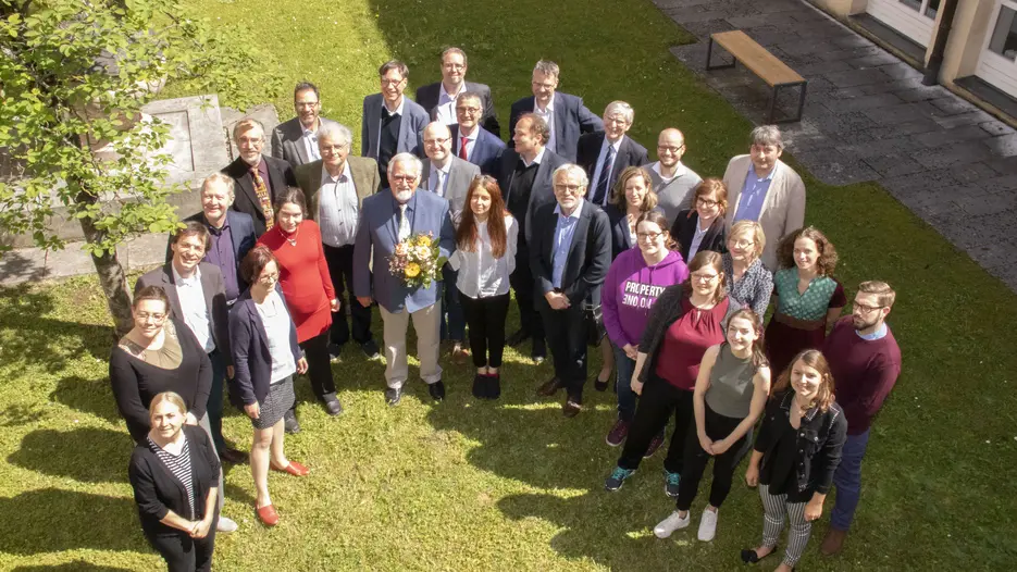 Zu Ehren von Prof. Dr. Gerhard Zimmer (Mitte) veranstalteten Kolleginnen und Kollegen sowie Studierende eine Tagung zu einem breiten Themenspektrum an archäologischen Fragestellungen. (Foto: Schulte Strathaus)