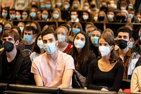 Studierende mit Masken