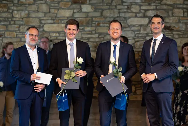 Michael Graßl (2.v.l.) und Dr. Jonas Schützeneder (2.v.r.)