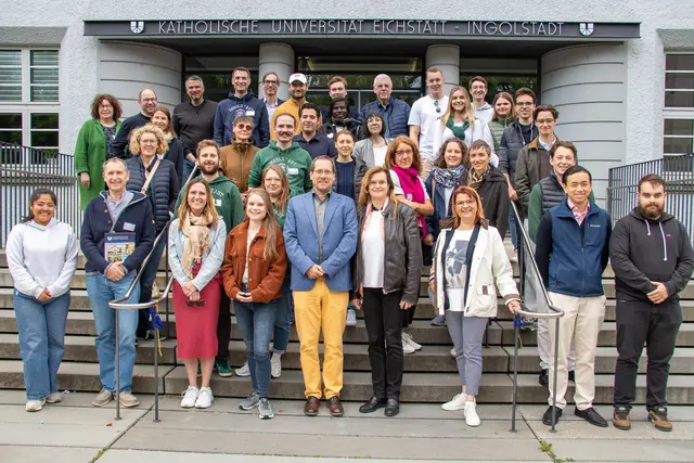 Studierende und Ehemalige stellten sich zum gemeinsamen Erinnerungsfoto auf.