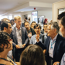 Gelegenheit zum ungezwungenen und direkten Austausch mit Nobelpreisträgern bieten die jährlichen internationalen „Lindau Nobel Laureate Meetings“ am Bodensee – wie hier mit dem Nobelpreisträger für Wirtschaftswissenschaften Myron S. Scholes. 
